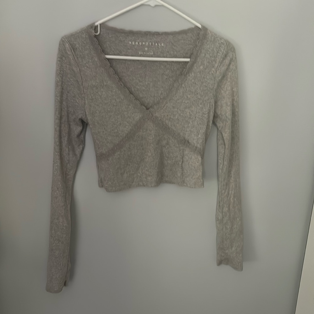 Aeropostale v neck cropped shirt - M